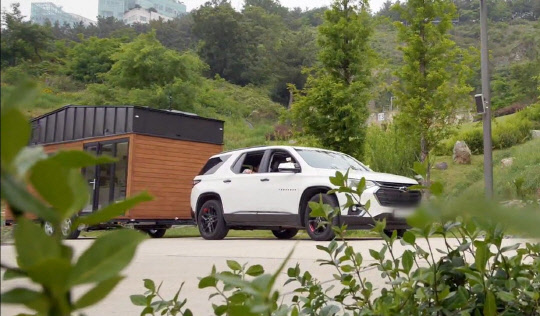 쉐보레 트래버스가 tvN 예능 '바퀴 달린 집'에서 '트레일러 하우스'를 견인하는 모습.<한국GM 제공>